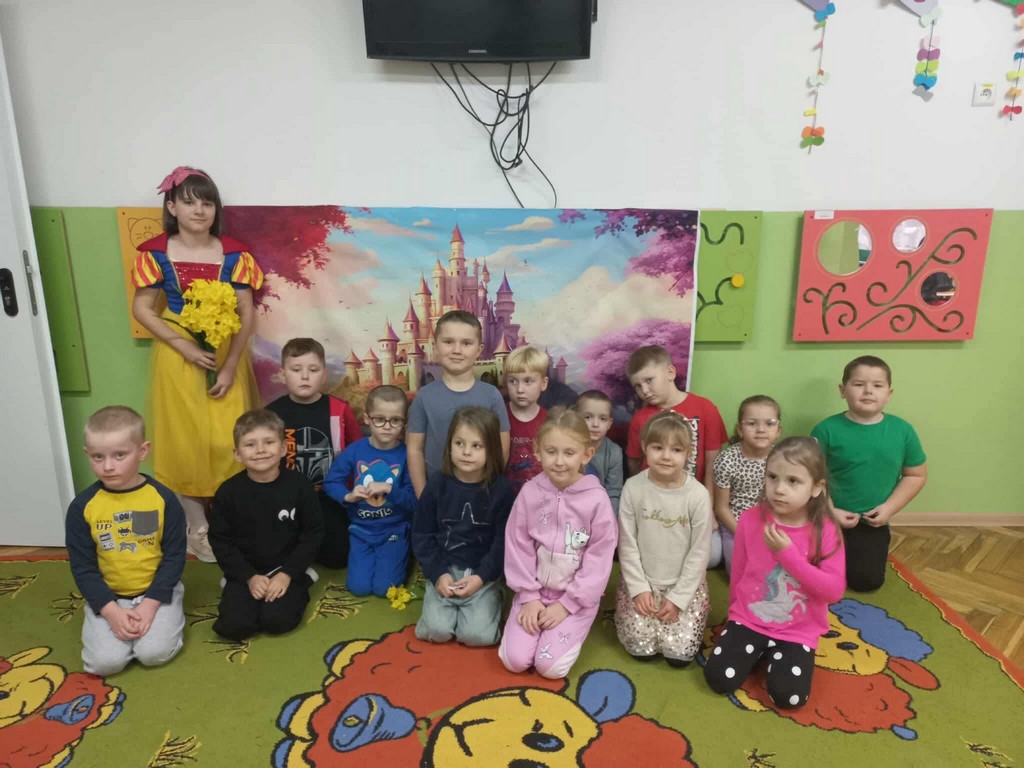 Sowy i Tygryski na przedstawieniu szkolnego Koła Przyjaciół Biblioteki